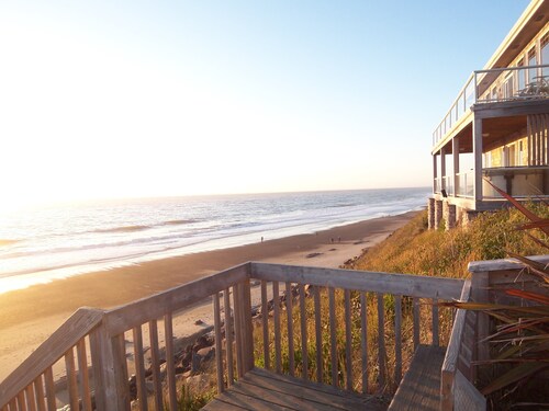 Cozy 1 Level 2 BR Cottage | Hot Tub | King Bed!