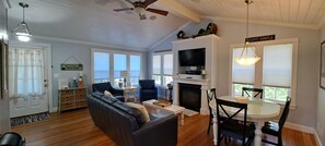 Smart TV, chimenea, reproductor de DVD, libros