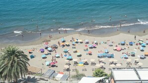 A beach with numerous umbrellas and sun loungers, indicating a beach resort setting. - Home2Book Blue Sea View Patalavaca Beach Apartment (Patalavaca)
