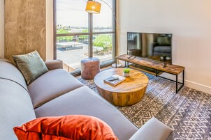 Traditional Studio (Self Check-in with Virtual Front Desk) | Living area