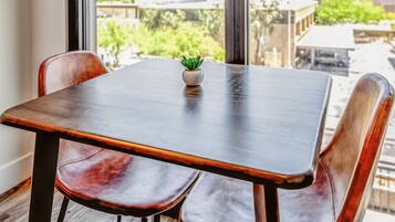 Departamento clásico, cocina (Self Check-in with Virtual Front Desk) | Comedor