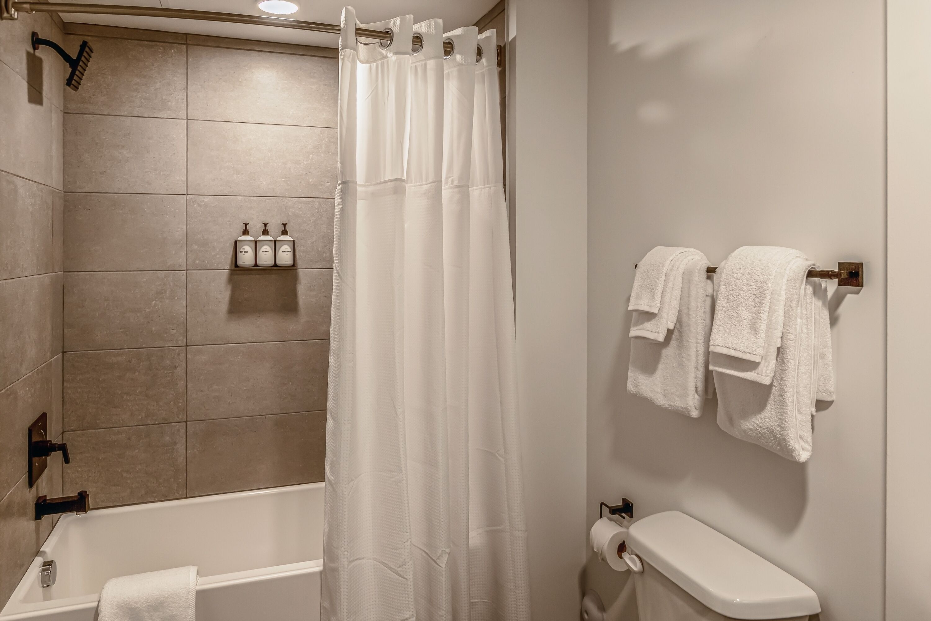 Un baño con bañera, ducha e inodoro.