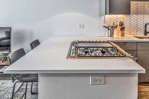 Classic Apartment, Kitchen (Self Check-in with Virtual Front Desk) | Private kitchen | Full-size fridge, microwave, oven, dishwasher - Kasa Scottsdale Quarter Phoenix (Scottsdale)