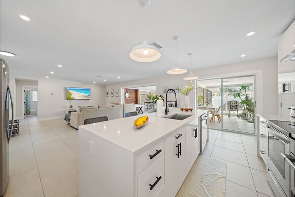 Réfrigérateur, micro-ondes, four, plaque de cuisson