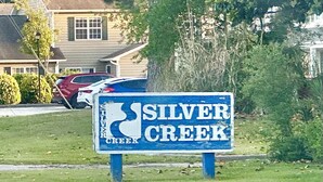 Un panneau indiquant la direction de Silver Creek.