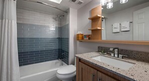 Combined shower/bathtub, hair dryer, towels, soap - Beautiful Daytona Beach Oceanfront 2 Bedroom Condo (Daytona Beach)