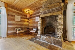 Interior - Private, unique log cabin with hot tub, 3 BR/2 bath (Rockbridge)