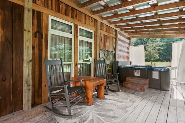 Indoor spa tub - Private, unique log cabin with hot tub, 3 BR/2 bath (Rockbridge)