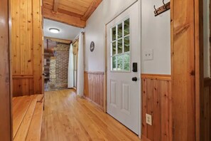 Interior - Private, unique log cabin with hot tub, 3 BR/2 bath (Rockbridge)