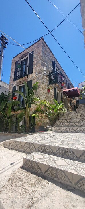 Front of property - Picasso Suites Cesme (Cesme)