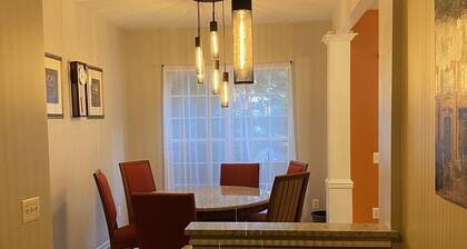 Serene Townhome minutes away from Christiana Mall, DE Race Park and Univ. of DE