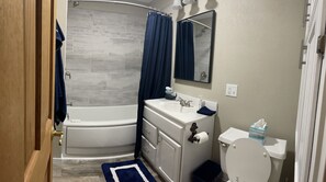 Combined shower/bathtub, jetted bath, towels, soap