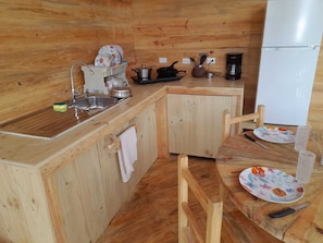 Refrigerador, parrilla de estufa, lavavajillas y batidora 