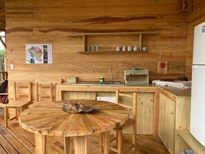 Cabaña básica | Cocina privada | Refrigerador, parrilla de estufa, lavavajillas y batidora