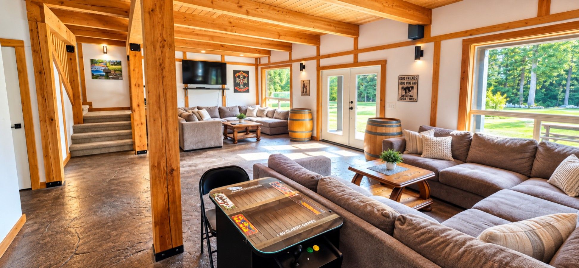 Un vaste espace de vie doté d’un plafond en bois, d’un grand canapé, d’une table basse et d’un téléviseur.