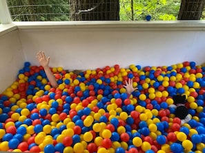 Una piscina de pelotas llena de pelotas de muchos colores.
