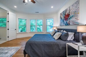 7 habitaciones, escritorio y tabla de planchar con plancha 