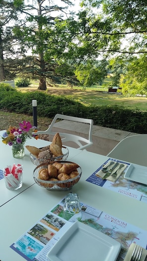 Daily buffet breakfast (EUR 9.5 per person)