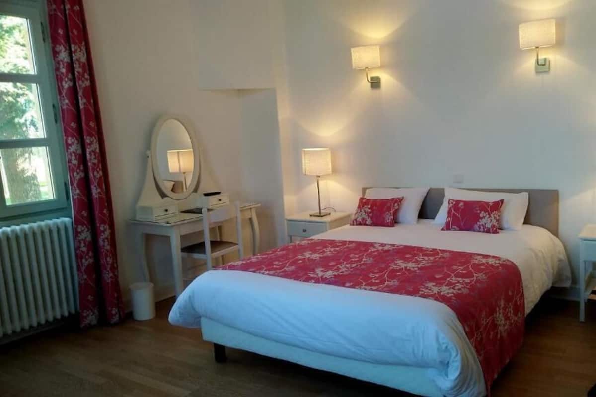 Bureau, rideaux occultants, Wi-Fi gratuit, draps fournis