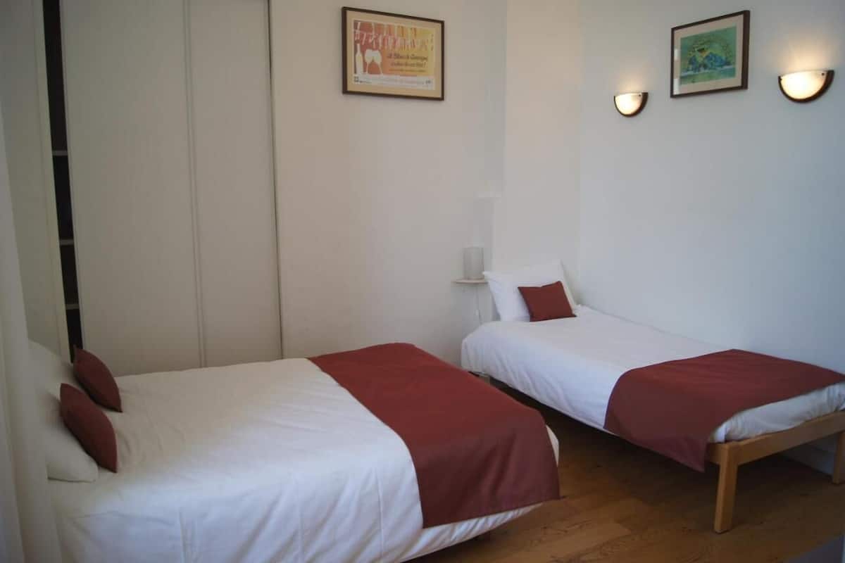 Bureau, rideaux occultants, Wi-Fi gratuit, draps fournis