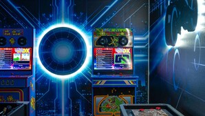 Ein Retro-Spielhallenambiente mit mehreren Spielautomaten, einem zentralen Neonring und Blick auf die Stadt durch das Fenster.