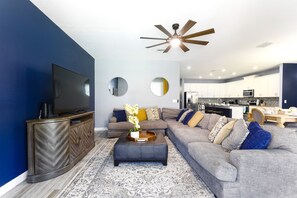 Smart TV, video games, table football - Walk to Clubhouse | Tron Game Room | Tiki Bar | Private Pool | 7BR Villa (Kissimmee)