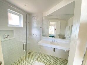 Dusch, hårtork, handdukar och tvål