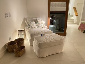 5 habitaciones, tabla de planchar con plancha y cuna de viaje