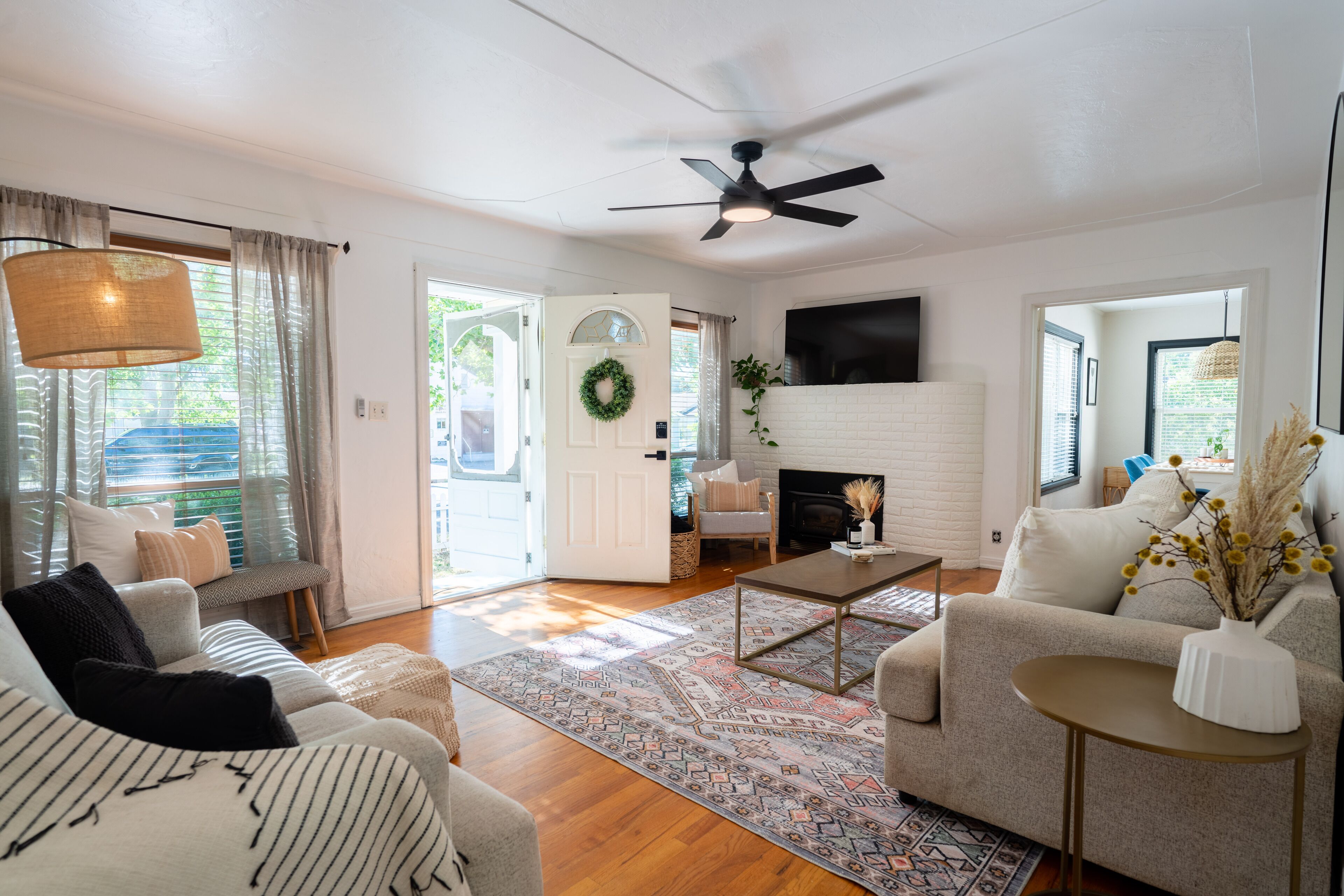 Cozy 3-bedroom cottage on California Street!