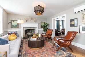 TV connectée, livres, espaces bureaux