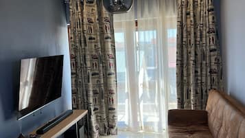 Smart TV, books, stereo