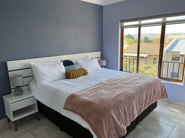 1 bedroom, desk, iron/ironing board, free WiFi - Relaxing SMART home, in a secure estate, close to Mall of Africa (Midrand)