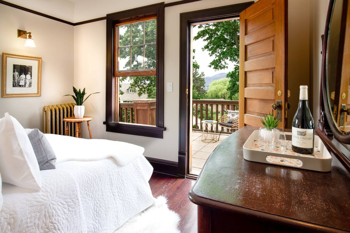 Deluxe Room | Iron/ironing board (on request), WiFi (free)