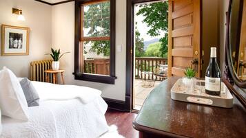 Deluxe Room | Iron/ironing board, free WiFi