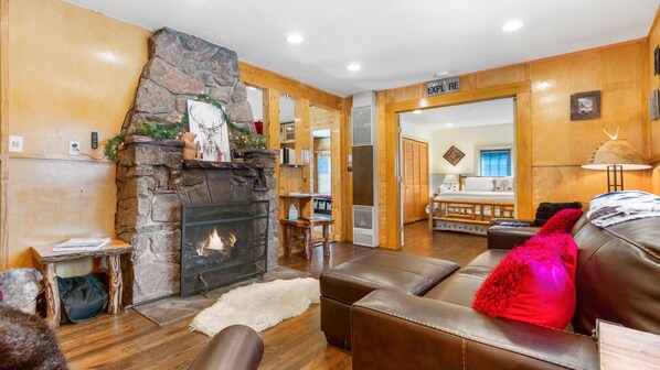 Smart TV, chimenea, libros y biblioteca musical 