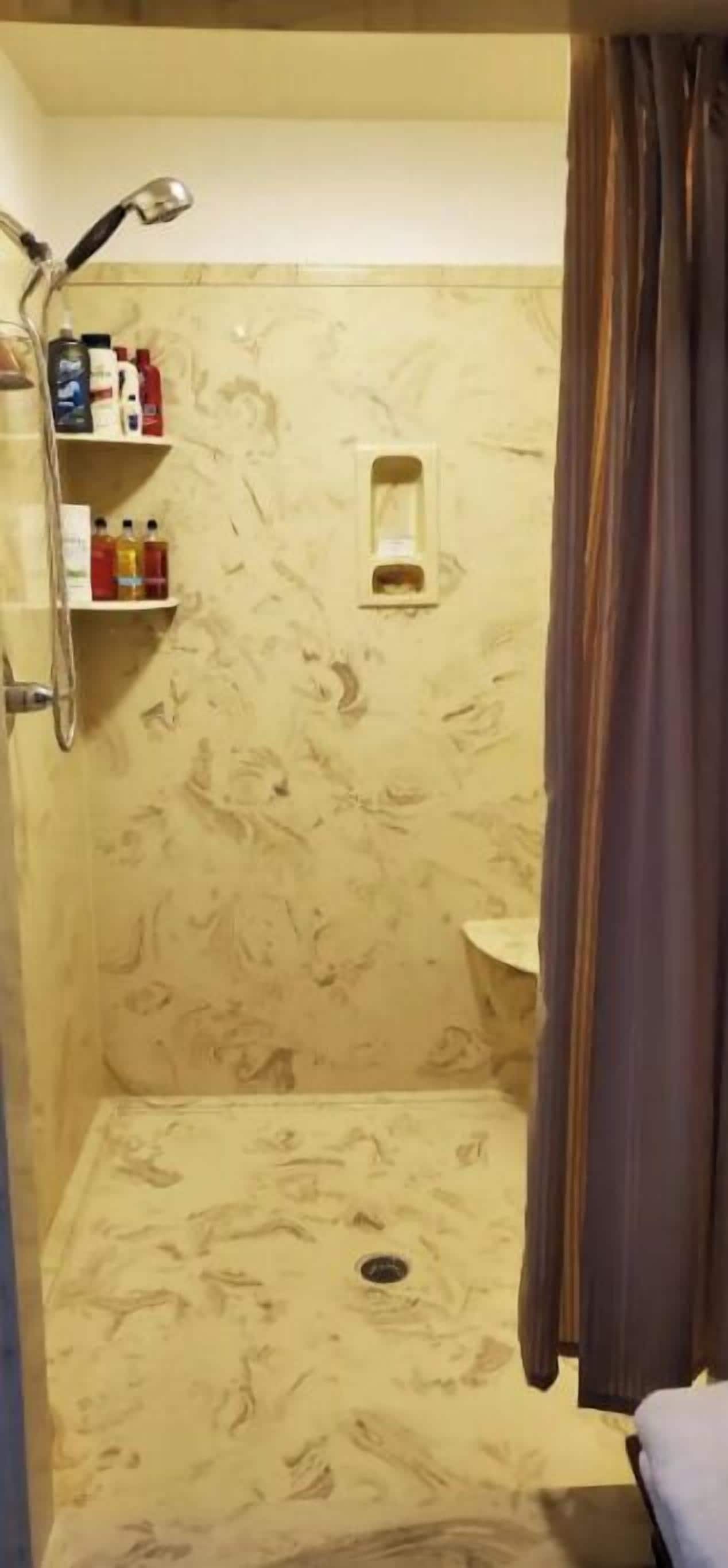 淋浴设施、吹风机、毛巾、肥皂