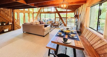 Sycamore Retreat - Family Friendly, Waterfront Chalet