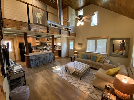 Smart TV. End of Summer Special Aug & Sept! Sleeps 10 Book two nights & 3rd night is free!