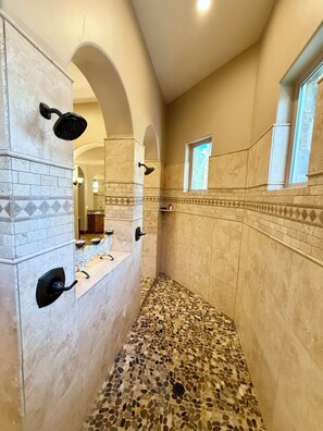 Combined shower/tub, jetted tub, hair dryer, towels - Riverfront Mansion with Indoor Pool, Private Pond, and Hot Tub on 16 Acre Ranch (Hamilton)
