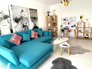 Smart TV, fireplace, books, stereo - Artsy riverside suite - Amazing central apartment (București)