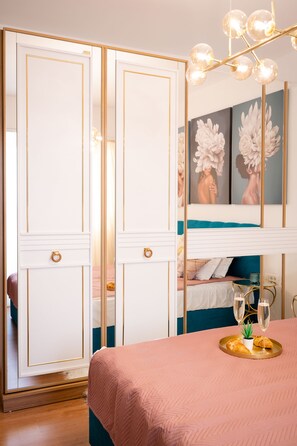 1 bedroom, desk, iron/ironing board, free WiFi - Artsy riverside suite - Amazing central apartment (București)