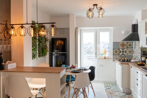 Fridge, microwave, oven, stovetop - Artsy riverside suite - Amazing central apartment (București)