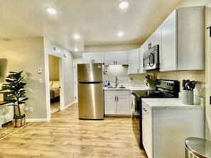 Frigorífico, microondas, horno y placa de cocina