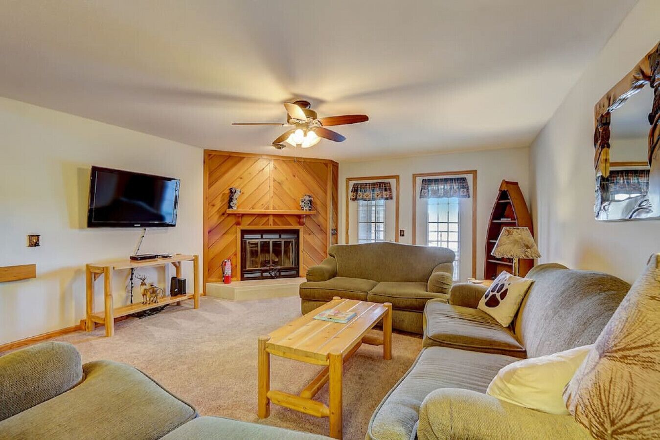 Smart TV, fireplace