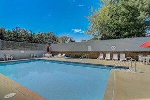 Een binnenzwembad en een verwarmd zwembad