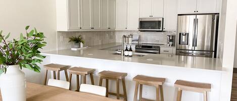 Frigorífic, microones, forn i placa de cuina