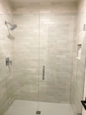Ensemble douche/baignoire, sèche-cheveux, serviettes fournies, savon