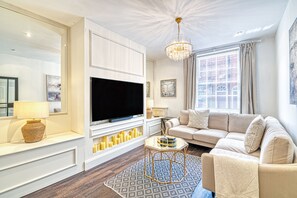 Living area - Luxury Georgian Townhouse-Cinema&Parking (Chester)