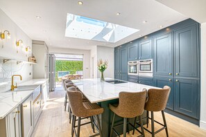 Private kitchen - Luxury Georgian Townhouse-Cinema&Parking (Chester)