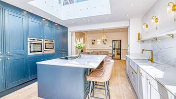 Exclusive House | Dapur peribadi | Peti sejuk/penyejuk beku saiz penuh, ketuhar gelombang mikro, ketuhar